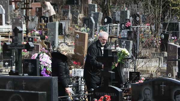 Москвичи на Митинском кладбище в Пасху