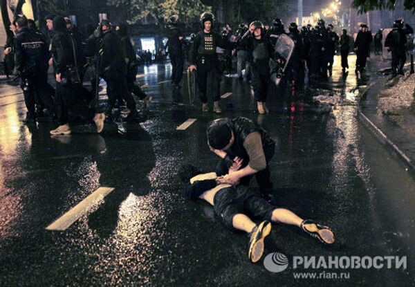Полицейский задерживает участника акции протеста грузинской оппозиции во время беспорядков на проспекте Руставели в Тбилиси Полицейский задерживает участника акции протеста грузинской оппозиции во время беспорядков на проспекте Руставели в Тбилиси