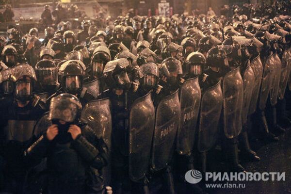 Грузинский спецназ рагоняет оппозиционный митинг на проспекте Руставели в Тбилиси Грузинский спецназ рагоняет оппозиционный митинг на проспекте Руставели в Тбилиси