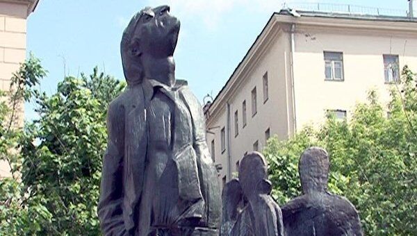 Стихи Бродского читали на открытии памятника поэту в Москве Стихи Бродского читали на открытии памятника поэту в Москве