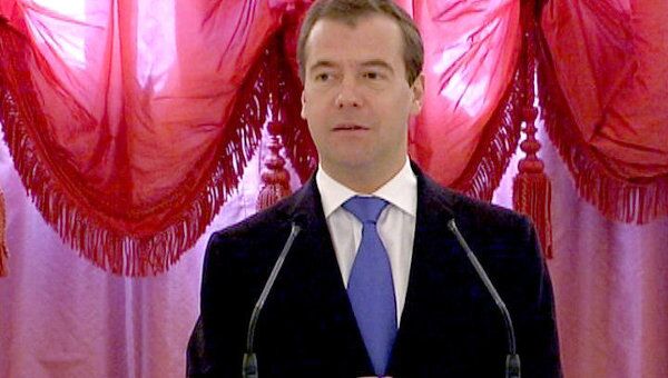Медведев призвал россиян брать пример с многодетных семей Медведев призвал россиян брать пример с многодетных семей
