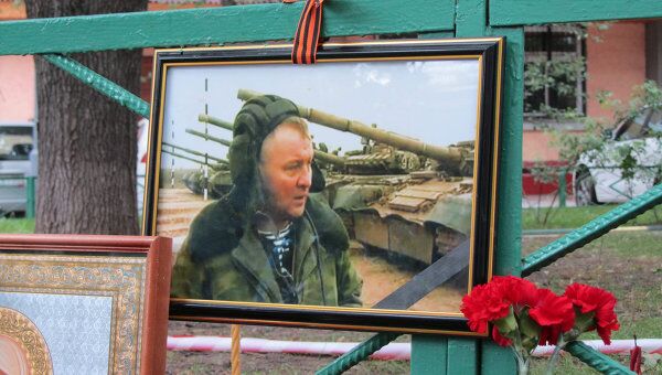 Цветы на месте убийства Буданова. Архив Цветы на месте убийства Буданова. Архив
