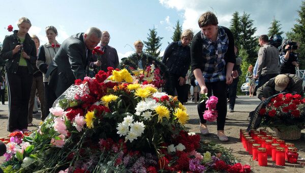 Жители Петрозаводска возлагают цветы на месте крушения пассажирского самолета ТУ-134 в Карелии Жители Петрозаводска возлагают цветы на месте крушения пассажирского самолета ТУ-134 в Карелии