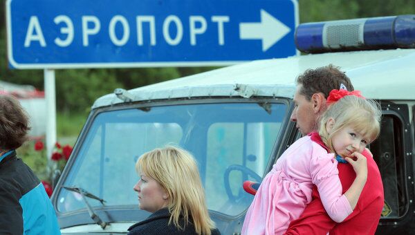 Жители Петрозаводска возлагают цветы на месте крушения пассажирского самолета ТУ-134 в Карелии. Архив Жители Петрозаводска возлагают цветы на месте крушения пассажирского самолета ТУ-134 в Карелии. Архив