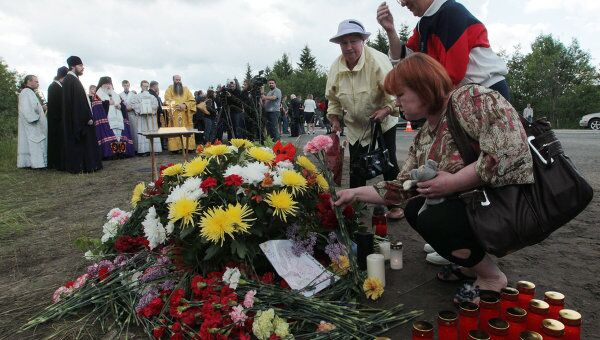 Жители Петрозаводска возлагают цветы на месте крушения пассажирского самолета ТУ-134 в Карелии. Архив Жители Петрозаводска возлагают цветы на месте крушения пассажирского самолета ТУ-134 в Карелии. Архив