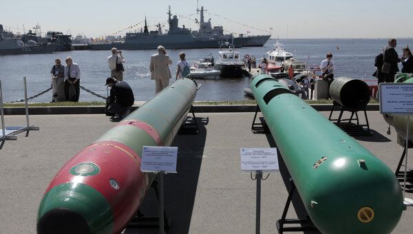 Универсальная электрическая телеуправляемая самонаводящаяся торпеда ТЭ-2 (слева) и Подводное самотранспортирующее средстиво доставки водолазов Сирена - УМЭ (справа). Архивное фото Универсальная электрическая телеуправляемая самонаводящаяся торпеда ТЭ-2 (слева) и Подводное самотранспортирующее средстиво доставки водолазов Сирена - УМЭ (справа). Архивное фото