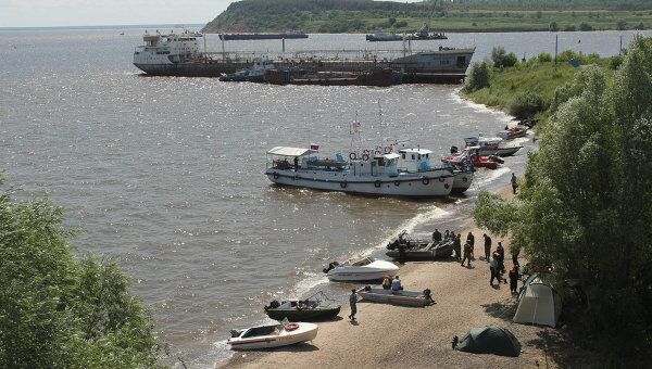 Затонувший теплоход на волге