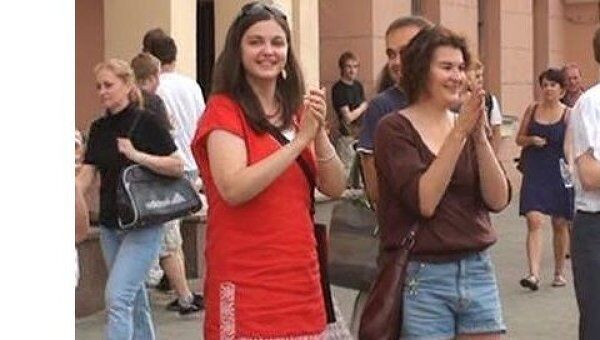 Пешеходы аплодисментами поддержали акцию протеста водителей в Минске Пешеходы аплодисментами поддержали акцию протеста водителей в Минске