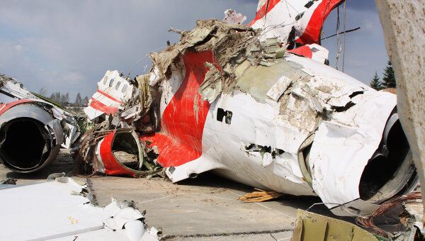 Обломки польского правительственного самолета Ту-154 на охраняемой площадке аэродрома в Смоленске Обломки польского правительственного самолета Ту-154 на охраняемой площадке аэродрома в Смоленске