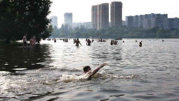 Москвичи отдыхают на водоемах столицы. Архив Москвичи отдыхают на водоемах столицы. Архив