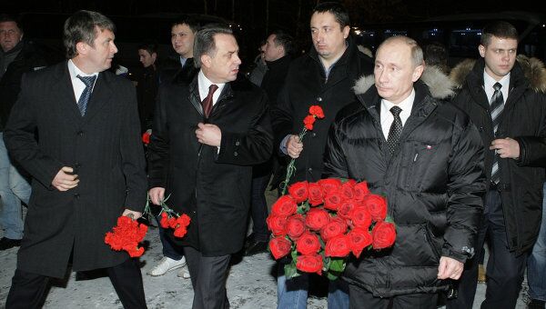 Премьер-министр РФ Владимир Путин возложил цветы к могиле болельщика Спартака Егора Свиридова Премьер-министр РФ Владимир Путин возложил цветы к могиле болельщика Спартака Егора Свиридова