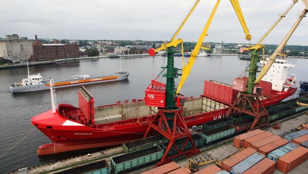 Работа морского торгового порта. Архивное фото Работа морского торгового порта. Архивное фото