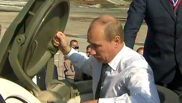 Путин на выставке вооружений попробовал себя в роли командира танка Путин на выставке вооружений попробовал себя в роли командира танка