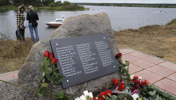 Траурные мероприятия на месте крушения самолета Як-42. Архивное фото Траурные мероприятия на месте крушения самолета Як-42. Архивное фото