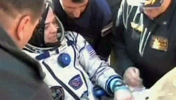 Космонавтов вынесли на руках из приземлившейся капсулы Союза ТМА-21 Космонавтов вынесли на руках из приземлившейся капсулы Союза ТМА-21