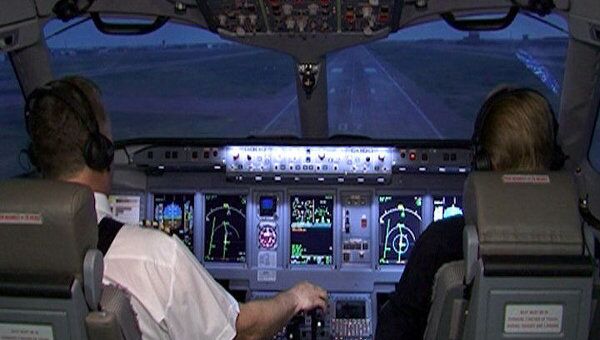 Летчики пилотируют Sukhoi Superjet 100, не поднимаясь в небо Летчики пилотируют Sukhoi Superjet 100, не поднимаясь в небо
