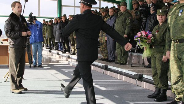 Президент РФ Дмитрий Медведев (слева) на церемонии вручения государственных наград участникам стратегических военных учений Центр-2011 Президент РФ Дмитрий Медведев (слева) на церемонии вручения государственных наград участникам стратегических военных учений Центр-2011