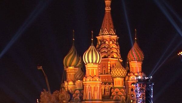 Немецкий дизайнер рисует розы на стене московского Кремля Немецкий дизайнер рисует розы на стене московского Кремля