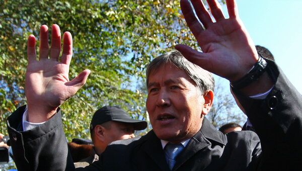 Кандидат в президенты Киргизии Алмазбек Атамбаев после голосования на одном из избирательных участков Кандидат в президенты Киргизии Алмазбек Атамбаев после голосования на одном из избирательных участков