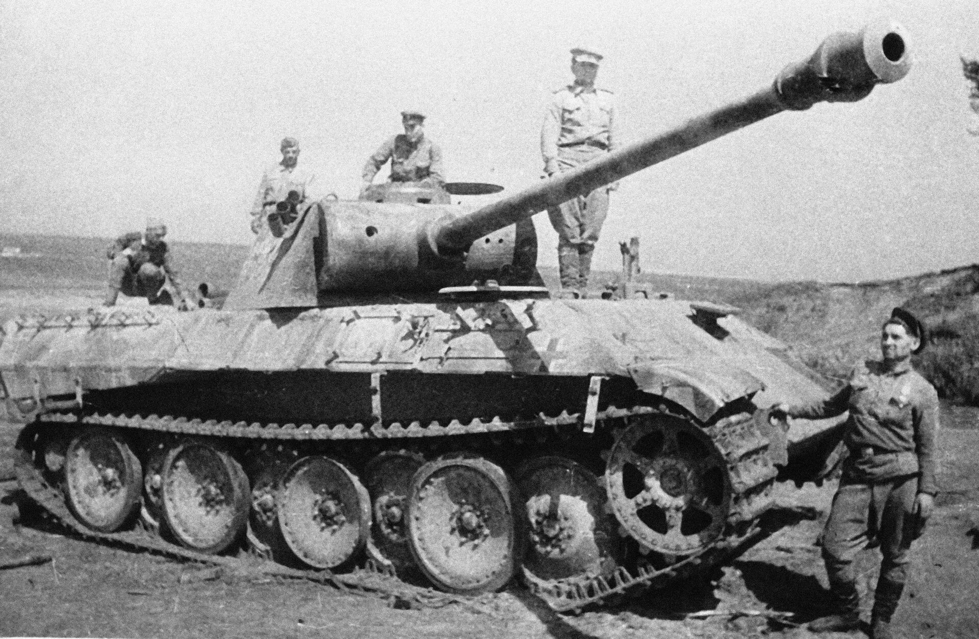 Советские воины рассматривают немецкий танк Советские воины рассматривают немецкий танк - РИА Новости, 1920, 16.09.2020