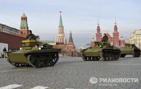 Шествие в честь 70-летней годовщины парада на Красной площади Шествие в честь 70-летней годовщины парада на Красной площади