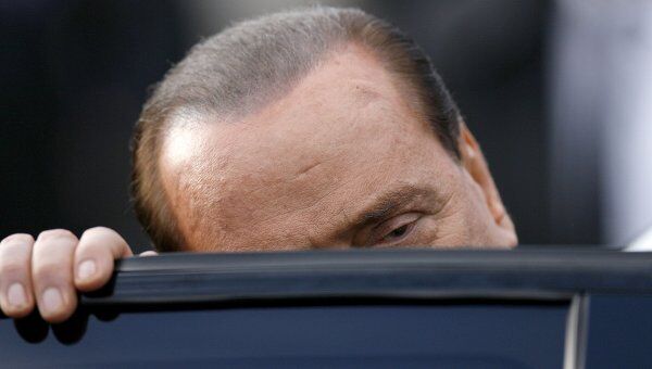 Премьер-министр Италии Сильвио Берлускони садится в машину Премьер-министр Италии Сильвио Берлускони садится в машину