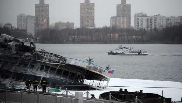 Пожар на борту загоревшегося в Москве трехпалубного теплохода Сергей Абрамов Пожар на борту загоревшегося в Москве трехпалубного теплохода Сергей Абрамов