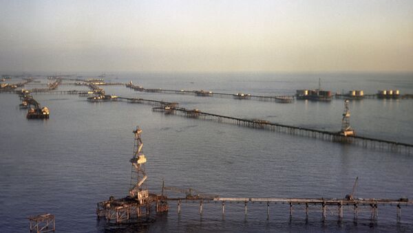 Нефтяные сооружения на Каспийском море. Архивное фото. Нефтяные сооружения на Каспийском море. Архивное фото.
