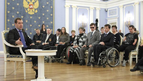 Президент РФ Д.Медведев встретился с инвалидами Президент РФ Д.Медведев встретился с инвалидами