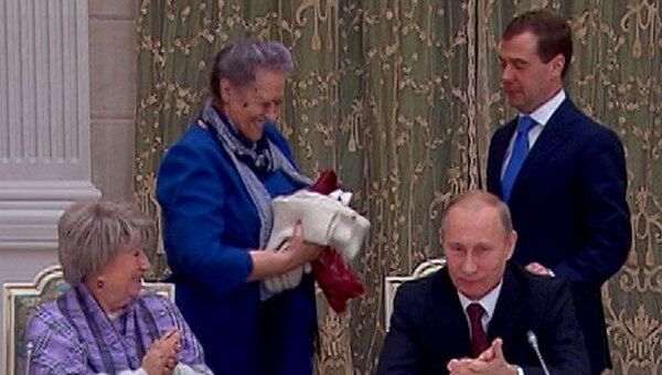Медведеву и Путину подарили по комплекту зимней одежды Медведеву и Путину подарили по комплекту зимней одежды