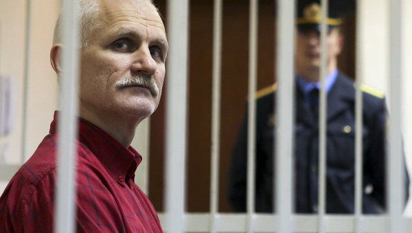 Оглашение приговора правозащитнику Алесю Беляцкому Оглашение приговора правозащитнику Алесю Беляцкому
