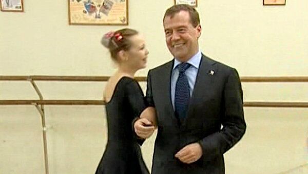 Медведев станцевал с карельской школьницей Медведев станцевал с карельской школьницей