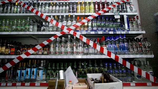 Стеллаж с алкогольной продукцией в магазине. Архивное фото Стеллаж с алкогольной продукцией в магазине. Архивное фото