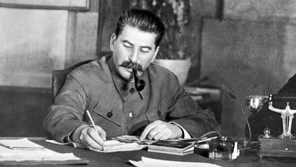 Генеральный секретарь ЦК ВКП (б) Иосиф Сталин в своем рабочем кабинете, 1949 год Генеральный секретарь ЦК ВКП (б) Иосиф Сталин в своем рабочем кабинете, 1949 год