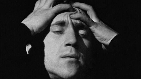 Артист Театра на Таганке Владимир Высоцкий (1938-1980) в роли Гамлета в спектакле английского драматурга Уильяма Шекспира Артист Театра на Таганке Владимир Высоцкий (1938-1980) в роли Гамлета в спектакле английского драматурга Уильяма Шекспира