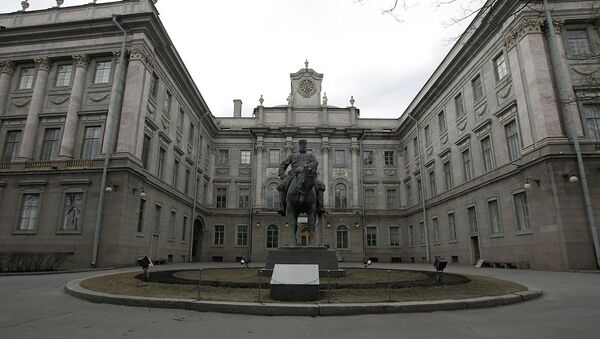 Памятник императору Александру III перед входом в Мраморный дворец Памятник императору Александру III перед входом в Мраморный дворец