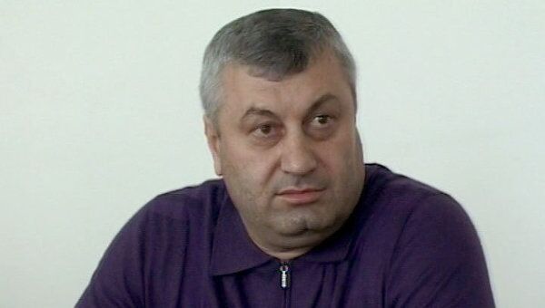 Автоматные очереди прервали пресс-конференцию президента Южной Осетии Автоматные очереди прервали пресс-конференцию президента Южной Осетии