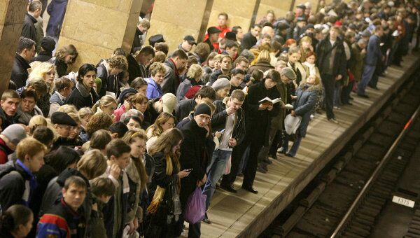 В ожидании поезда в метро. Архив В ожидании поезда в метро. Архив