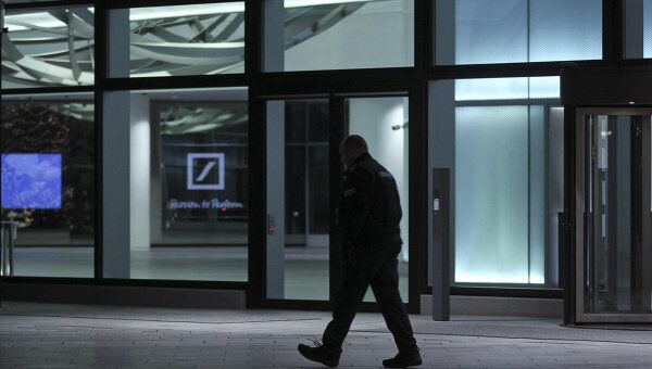 Сотрудник службы безопасности Deutsche Bank. Архивное фото Сотрудник службы безопасности Deutsche Bank. Архивное фото