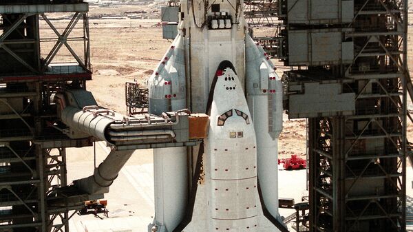 Ракетно-космическая транспортная система Энергия с кораблем Буран на стартовой площадке Ракетно-космическая транспортная система Энергия с кораблем Буран на стартовой площадке