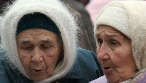 Пенсионеры делают покупки на рынке Пенсионеры делают покупки на рынке