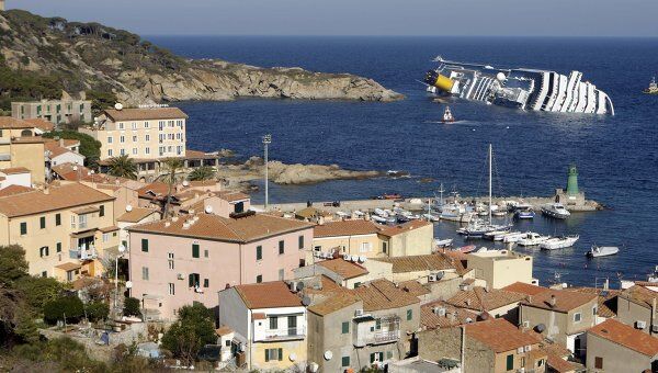 Затонувший у берегов Италии лайнер Costa Concordia Затонувший у берегов Италии лайнер Costa Concordia