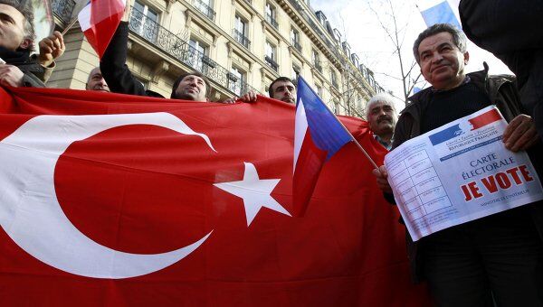 Флаг Турции у здания французского Сената в Париже Флаг Турции у здания французского Сената в Париже
