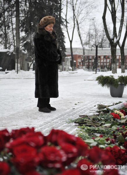 Возложение цветов и венков к могиле Б.Ельцина Возложение цветов и венков к могиле Б.Ельцина