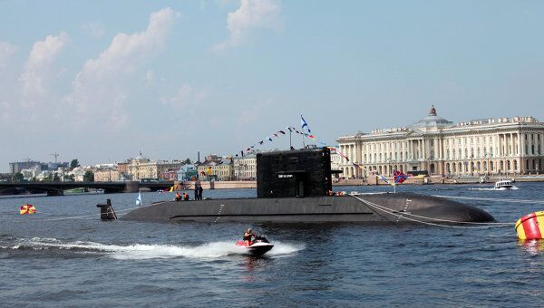 Дизельная подводная лодка проект Лада в акватории Невы. Дизельная подводная лодка проект Лада в акватории Невы.
