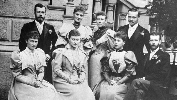 Генерал-губернатор Москвы Великий князь Сергей Александрович (сидит справа), его супруга Елизавета Федоровна (2 слева) и Николай II (стоит слева). Дамы одеты по моде начала ХХ века. Фото 1903 года. Генерал-губернатор Москвы Великий князь Сергей Александрович (сидит справа), его супруга Елизавета Федоровна (2 слева) и Николай II (стоит слева). Дамы одеты по моде начала ХХ века. Фото 1903 года.
