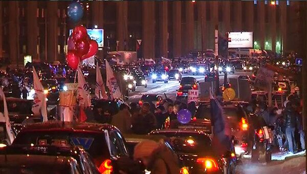 Сторонники Путина украшают машины наклейками перед автопробегом в Москве Сторонники Путина украшают машины наклейками перед автопробегом в Москве