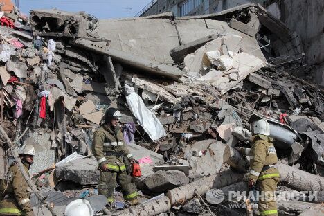 В Астрахани из-за взрыва газа обрушился подъезд жилого дома В Астрахани из-за взрыва газа обрушился подъезд жилого дома