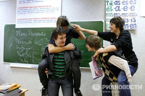 Занятия в школе с углубленным изучением иностранных языков Занятия в школе с углубленным изучением иностранных языков