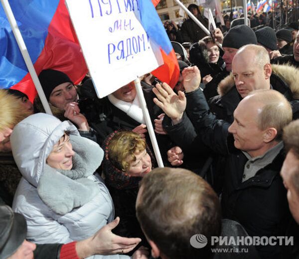 Д.Медведев и В.Путин участвуют в митинге на Манежной площади Д.Медведев и В.Путин участвуют в митинге на Манежной площади